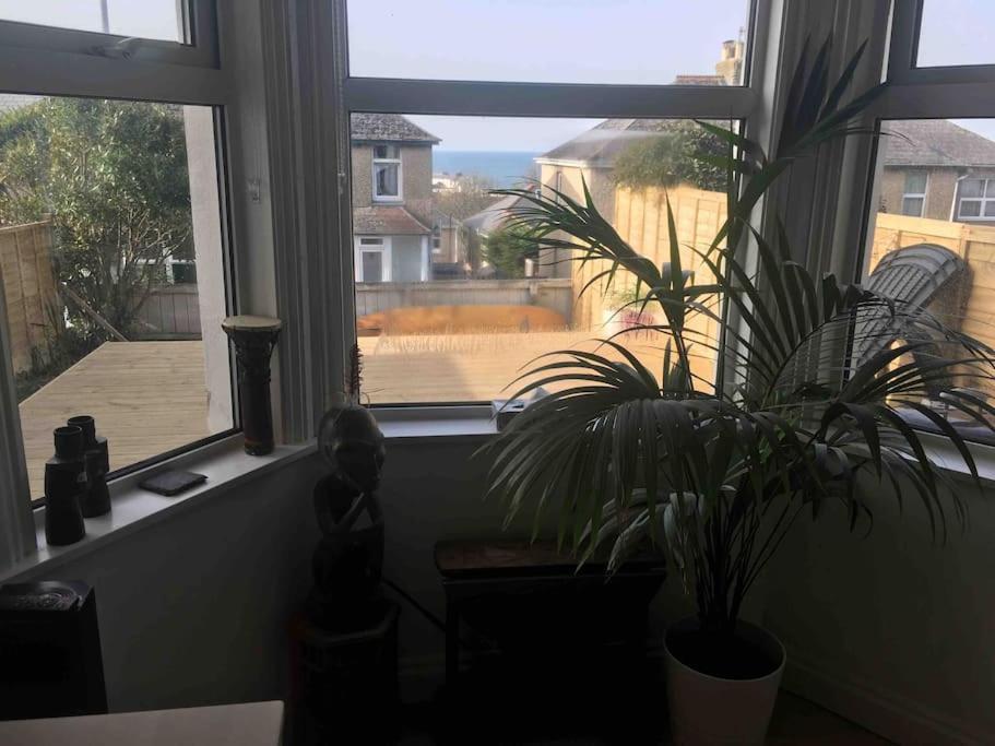 Sea Views With Large Deck One Bedroom Very Close To Beach And Town Ньюки Экстерьер фото