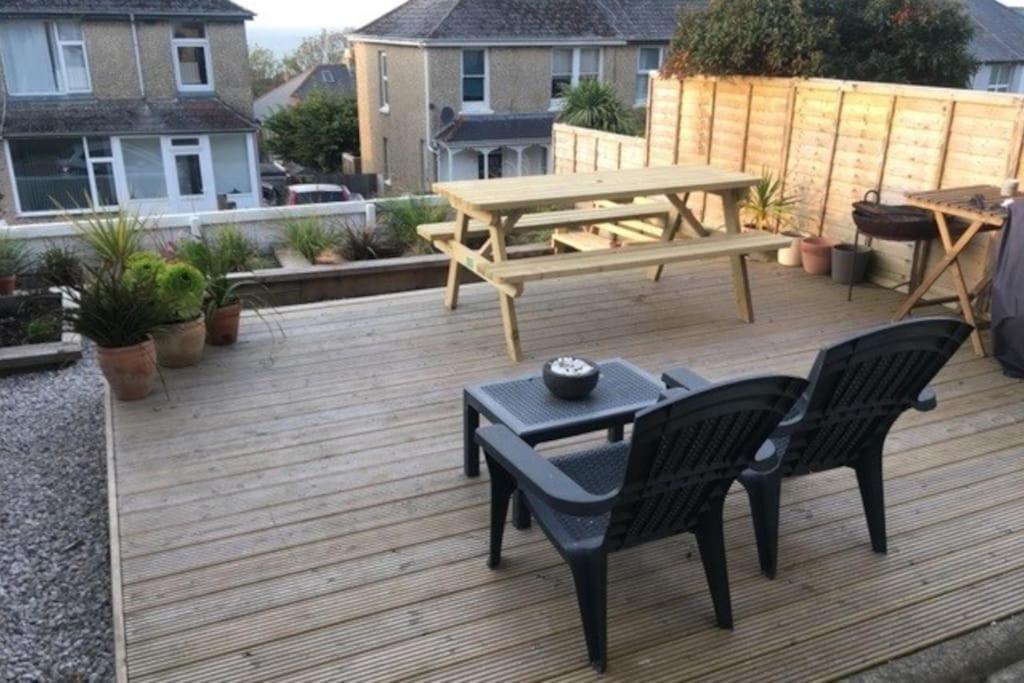 Sea Views With Large Deck One Bedroom Very Close To Beach And Town Ньюки Экстерьер фото
